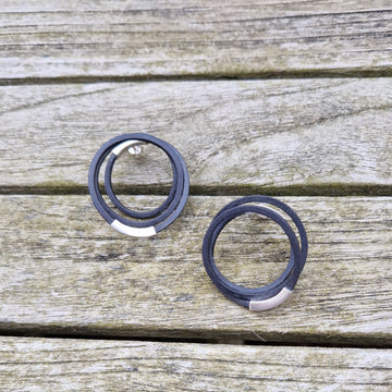 Spiral 3 med link, Øreringe i sølv og bøg, sort bejdse