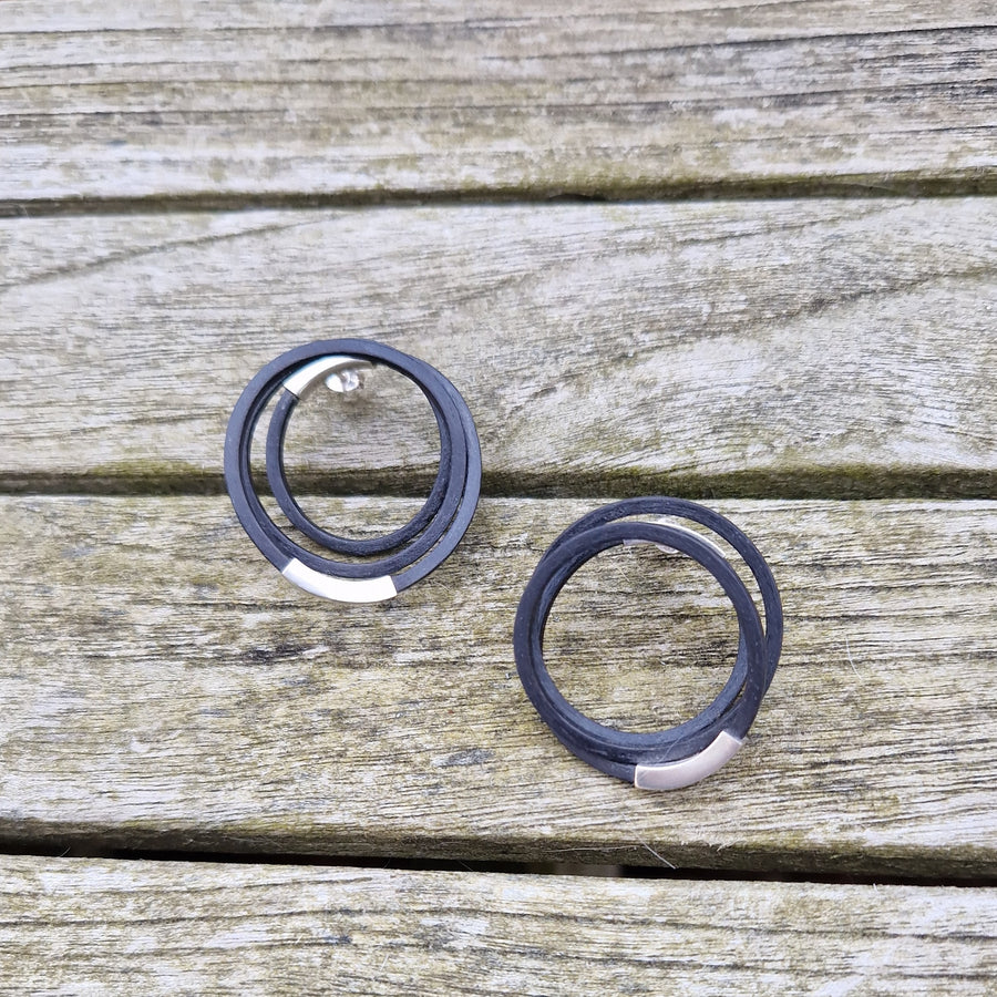 Spiral 3 med link, Øreringe i sølv og bøg, sort bejdse