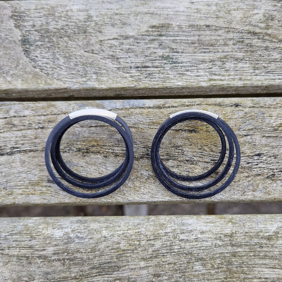 Spiral 3, Øreringe i sølv og bøg, sort bejdse